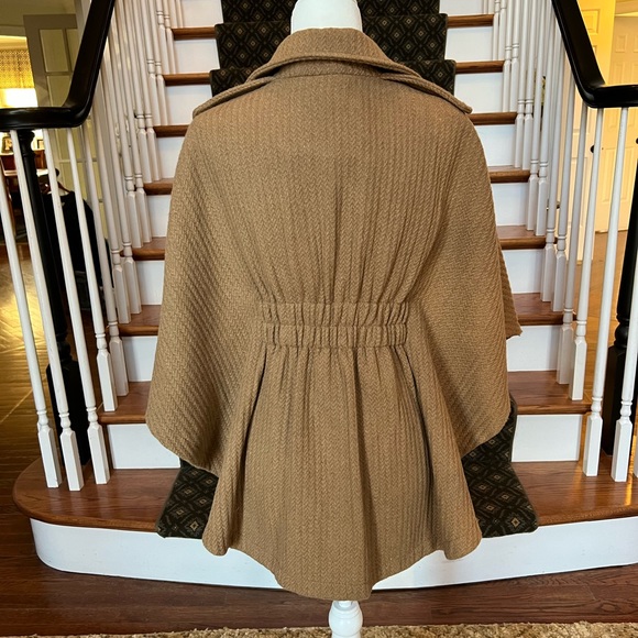 Cape - Picture 2 of 2